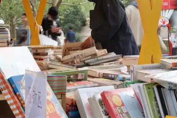 夏季摆地摊卖什么，推荐时尚女装、硬币戒指等