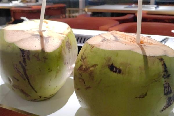 怎么区分椰皇、椰青，主要在于成熟度和处理方式