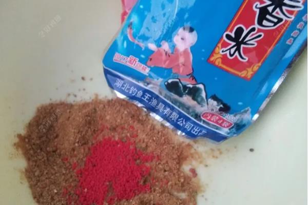 用蚯蚓钓鲫鱼的打窝方法,窝料选择酒米、麝香米等