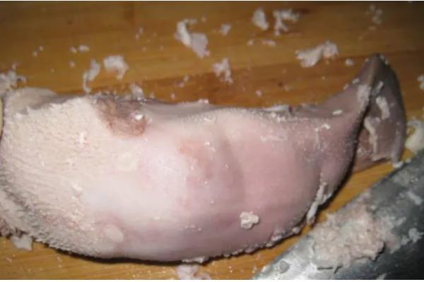 清洗猪舌头的方法，先用开水煮再搓洗汆烫、刮除白色粘膜