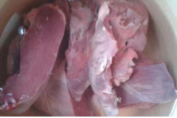 清洗猪舌头的方法，先用开水煮再搓洗汆烫、刮除白色粘膜