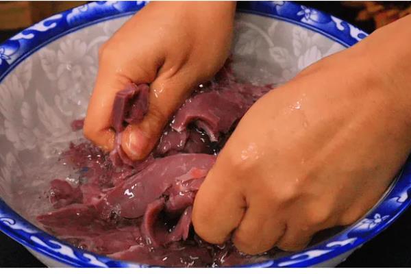 清洗猪舌头的方法，先用开水煮再搓洗汆烫、刮除白色粘膜