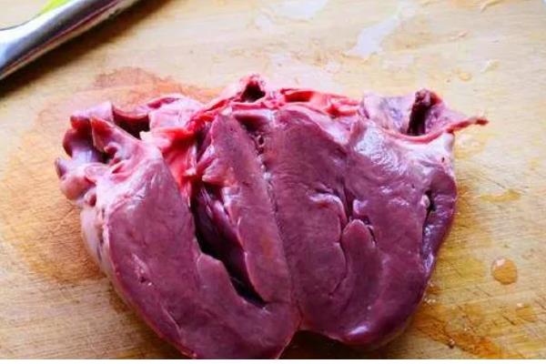 清洗猪舌头的方法，先用开水煮再搓洗汆烫、刮除白色粘膜
