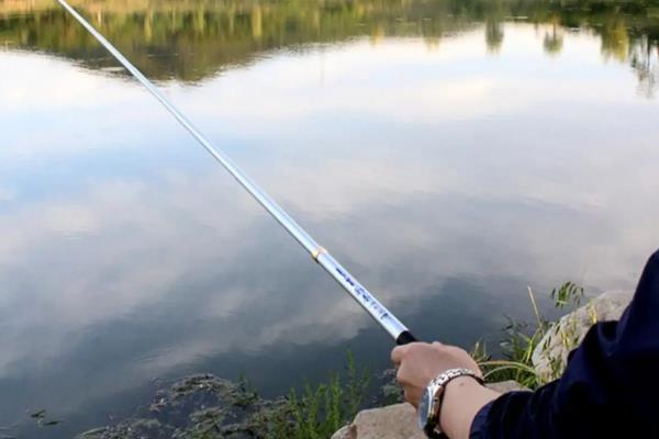 2.7米鱼竿与多长的主线一起使用，手竿和主线差不多等长时便于抛竿