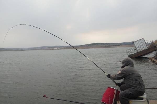 2.7米鱼竿与多长的主线一起使用，手竿和主线差不多等长时便于抛竿