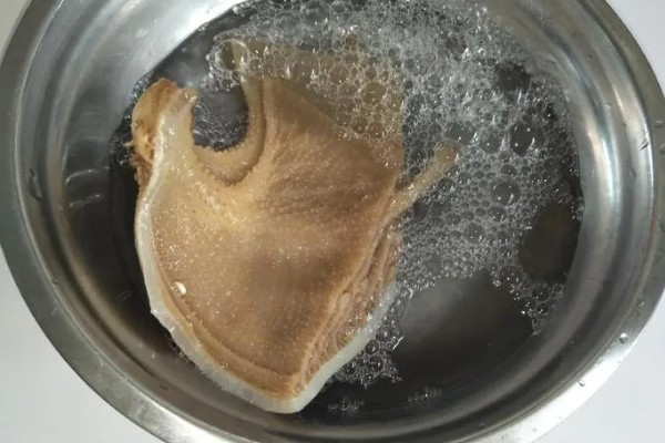 牛百叶的处理方法，洗净切块再加热并搓洗