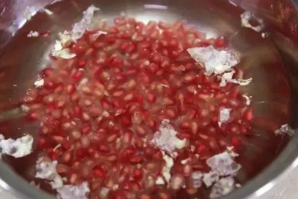 石榴籽的种植方法，浸种催芽后铺在培养土上面并覆盖小石子