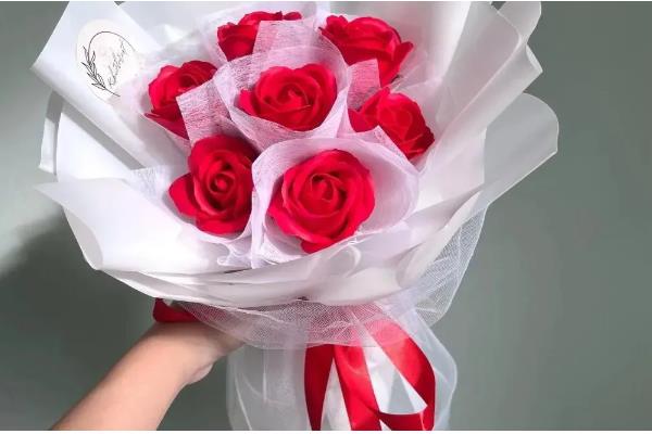 七朵玫瑰的花语是什么，寓意偷偷的爱着你、默默的爱等