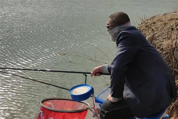 阴天钓鱼的技巧,可用溪流竿、台钓竿等手竿