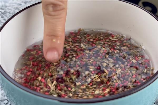 菠菜的播种方法,撒播后覆盖草木灰