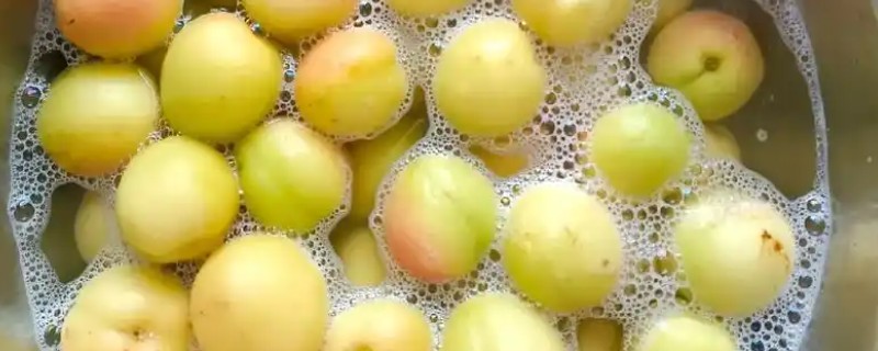 如何去除果蔬表面农药残留，建议用温水清洗