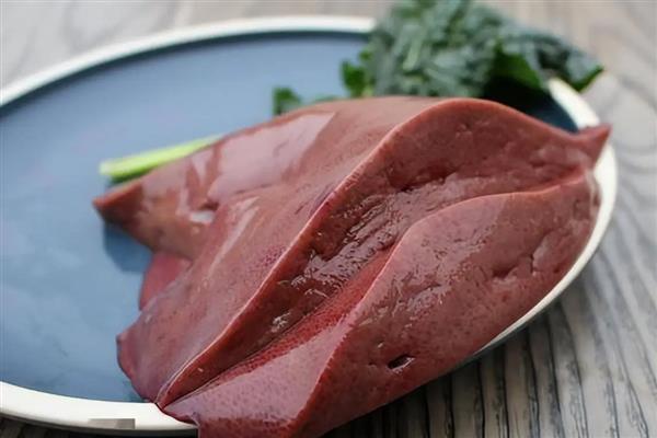 不能给狗狗吃的食物,常见的有巧克力、酒精等