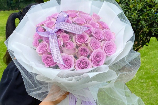 33朵紫色玫瑰的意思,寓意爱你三生三世、浪漫的爱情等