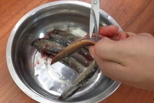 泥鳅的保存方法，用保鲜袋装好放入冰箱中冷藏