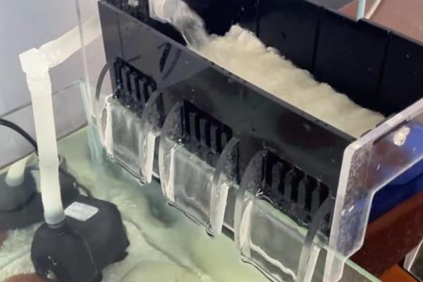 让鱼缸下水管静音的方法，可以改小或加长管子