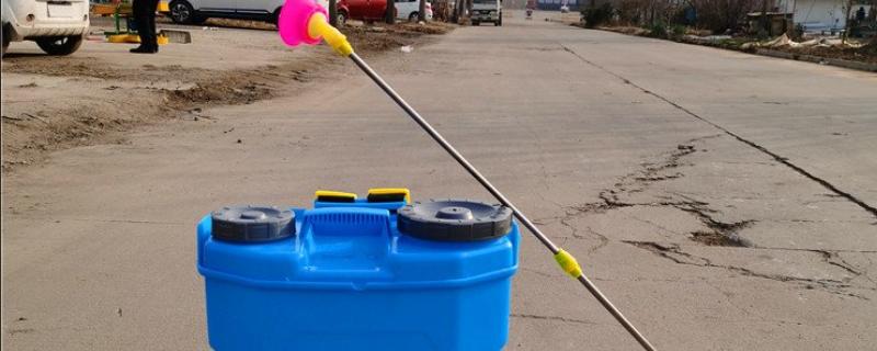 喷雾器的故障怎么排除，药液喷不成雾可拆下喷头清理堵塞的污物