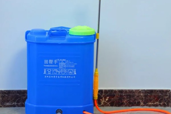 喷雾器的故障怎么排除，药液喷不成雾可拆下喷头清理堵塞的污物