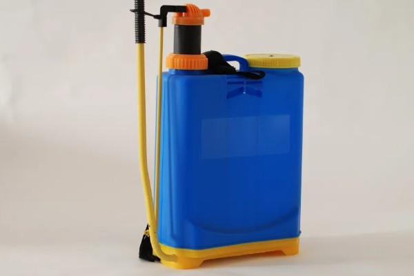 喷雾器的故障怎么排除，药液喷不成雾可拆下喷头清理堵塞的污物