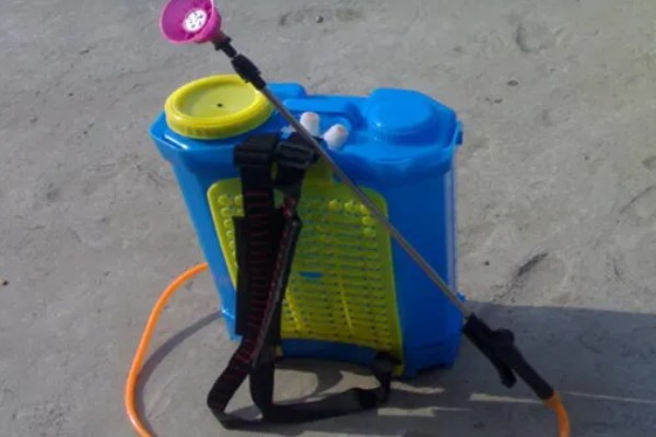 喷雾器的故障怎么排除，药液喷不成雾可拆下喷头清理堵塞的污物