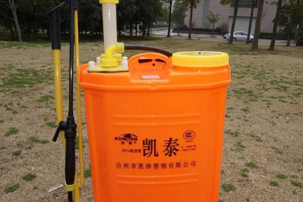 喷雾器的故障怎么排除，药液喷不成雾可拆下喷头清理堵塞的污物