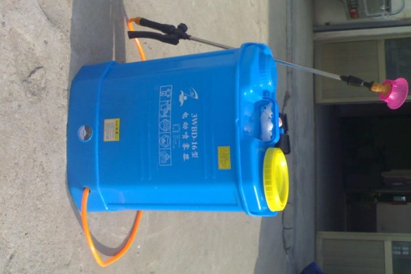 喷雾器的故障怎么排除，药液喷不成雾可拆下喷头清理堵塞的污物