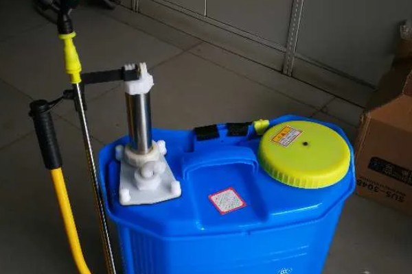 喷雾器的故障怎么排除，药液喷不成雾可拆下喷头清理堵塞的污物