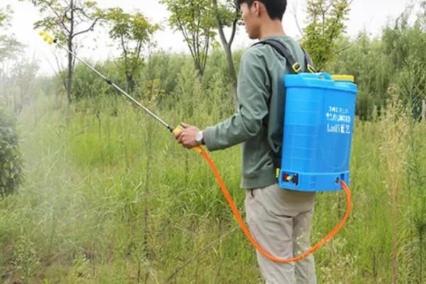 喷雾器的故障怎么排除，药液喷不成雾可拆下喷头清理堵塞的污物