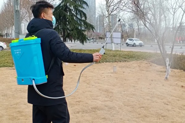 喷雾器的故障怎么排除，药液喷不成雾可拆下喷头清理堵塞的污物