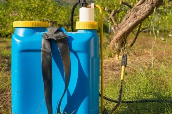 喷雾器的故障怎么排除，药液喷不成雾可拆下喷头清理堵塞的污物