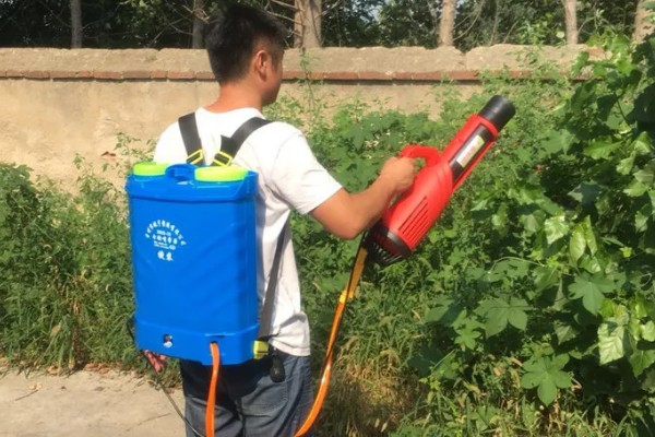 喷雾器的故障怎么排除，药液喷不成雾可拆下喷头清理堵塞的污物