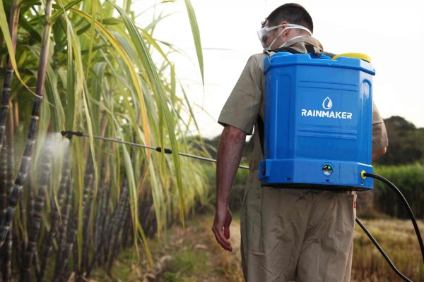 喷雾器的故障怎么排除，药液喷不成雾可拆下喷头清理堵塞的污物