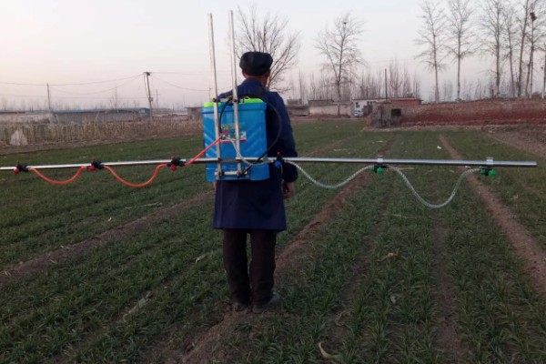 喷雾器的故障怎么排除，药液喷不成雾可拆下喷头清理堵塞的污物