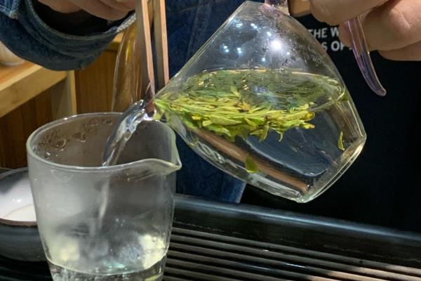 隔夜茶叶水可以浇花吗，适合浇杜鹃、茉莉等花卉