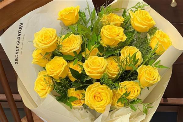 黄玫瑰的花语，寓意已逝的爱、幸运等