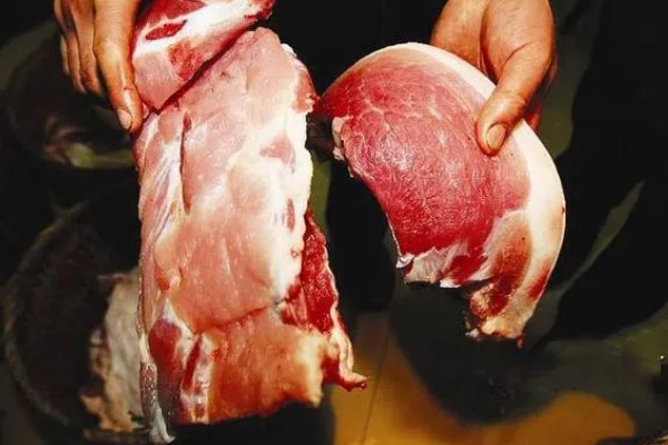 公猪肉为什么有骚味，核心来源为雄烯酮、粪臭素