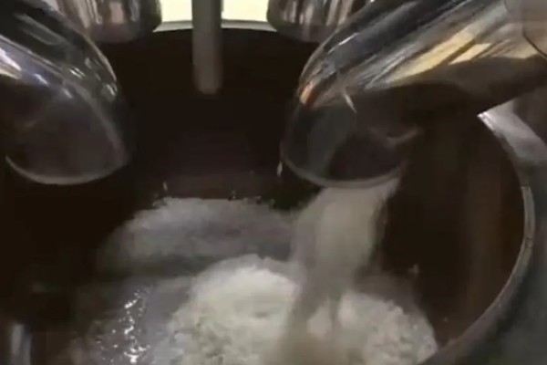 生产米粉的技术,原料包括精白籼米、单甘酯等