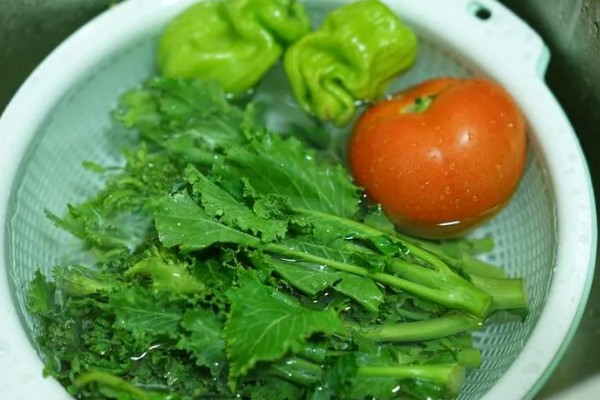 农药残留的去除方法,叶菜类蔬菜可以先冲洗再浸泡