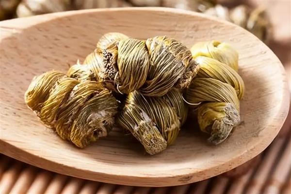 枫斗和石斛有什么区别，前者呈螺旋形、后者呈段状