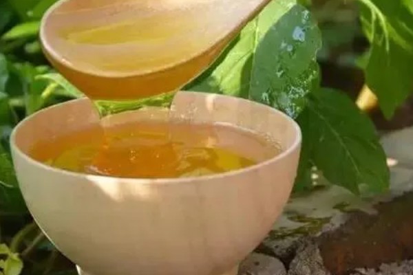 百花蜜和洋槐蜜哪个好，洋槐蜜的色泽、口感稍胜一筹