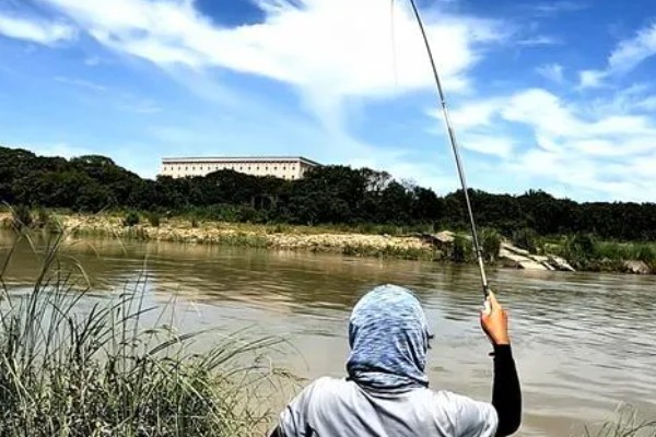 钓鲫鱼的钓点选择,在浅水、向阳处会比较好