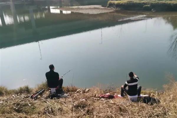 冬季钓鱼是不是钓底，特殊情况要钓浮