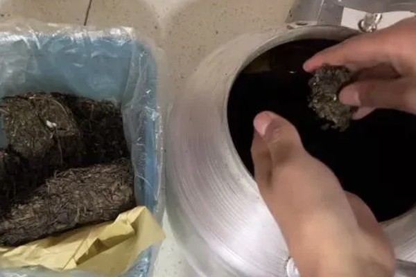 茶叶渣的作用,晒干后可以去潮去湿