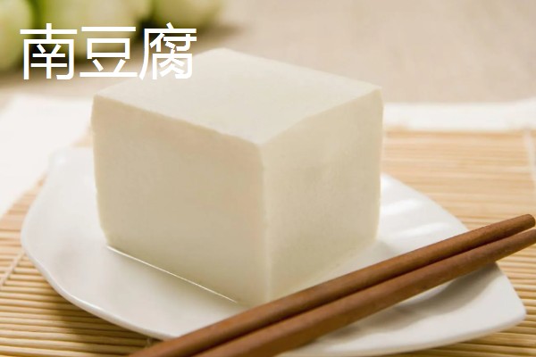 南豆腐和北豆腐有什么区别，前者色泽洁白、后者色泽发黄