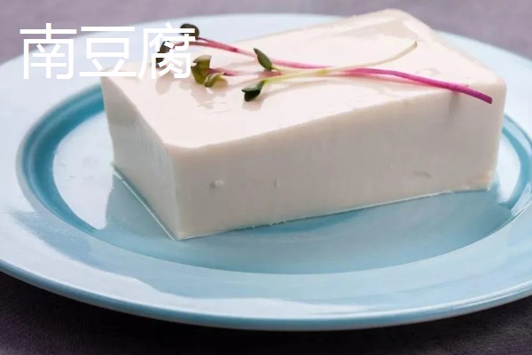 南豆腐和北豆腐有什么区别，前者色泽洁白、后者色泽发黄