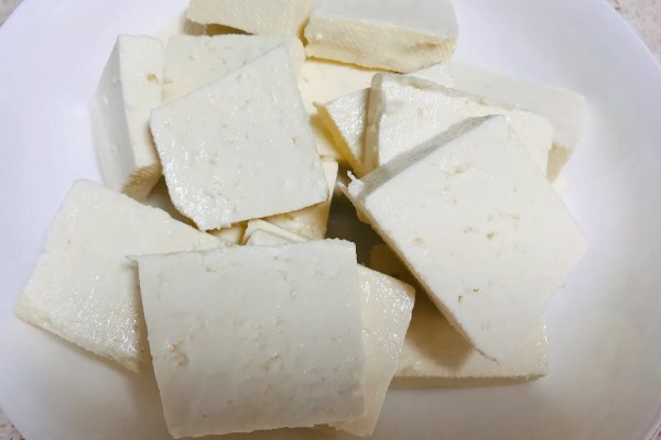 南豆腐和北豆腐有什么区别，前者色泽洁白、后者色泽发黄