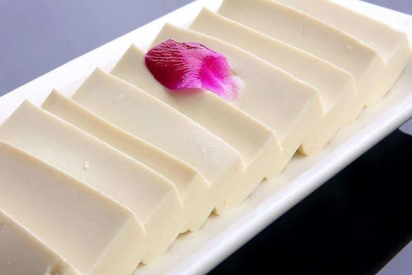 南豆腐和北豆腐有什么区别，前者色泽洁白、后者色泽发黄