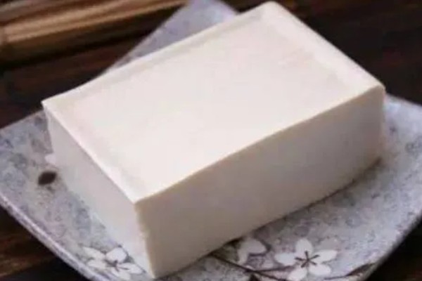 南豆腐和北豆腐有什么区别，前者色泽洁白、后者色泽发黄