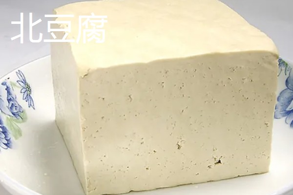 南豆腐和北豆腐有什么区别，前者色泽洁白、后者色泽发黄