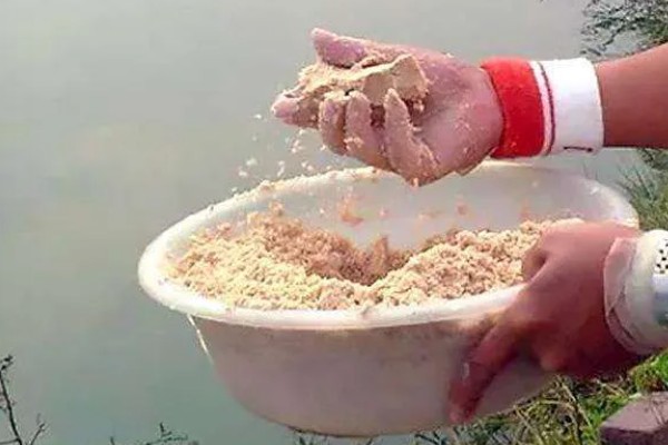 冬季钓草鱼的技巧,选择晴朗天气的中午出钓