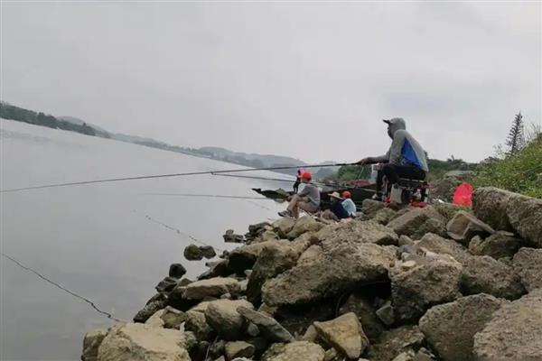路亚翘嘴炸水不咬钩的原因,主要原因是拟饵未被翘嘴锁定